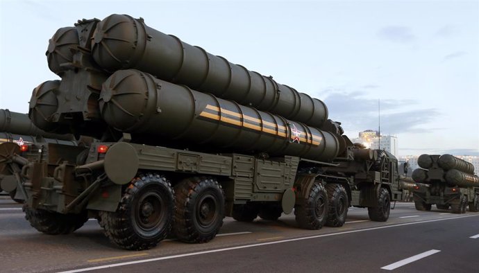 Sistema transportable de misiles S-400 en un desfile militar el 3 de julio de 2014