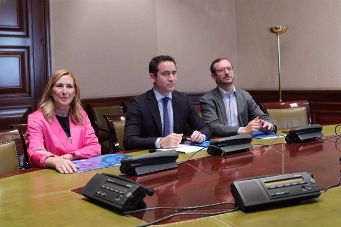 (I-D) La presidenta del PP en Navarra, Ana Beltrán; el secretario general del PP, Teodoro García Egea; y el vicesecretario general del PP, Javier Maroto, durante su reunión con VOX en el Congreso de los Diputados.