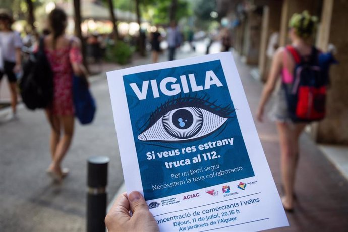 Carteles de la campaña 'Vigila', impulsada por comerciantes del barrio de Sant Antoni de Barcelona para mejorar la seguridad en la zona.