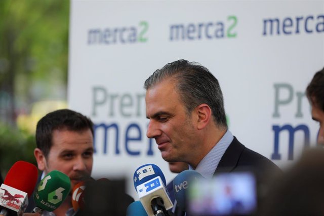 El secretario geneal de Vox, Javier Ortega Smith, responde a los medios de comunicación durante la entrega de los premios Merca2.