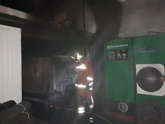 Incendio en una nave de limpieza de alfombras en Aldaia