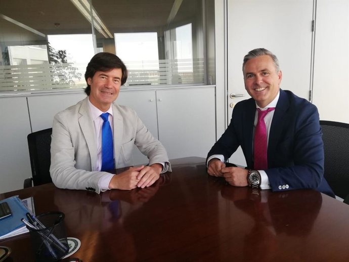 Reunión entr el presidente de la Confederación de Empresarios de Sevilla (CES), Miguel Rus, y el director de la Agencia de Vivienda y Rehabilitación de Andalucía (AVRA), Juan Carlos del Pino