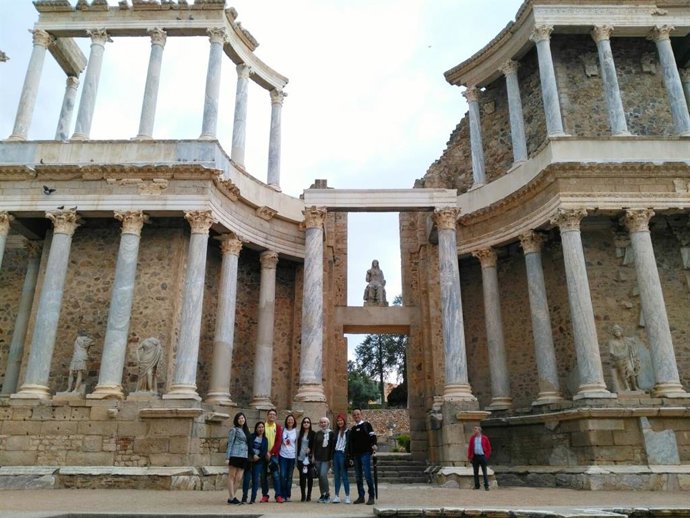 Turistas en el Teatro Romano de Mérida