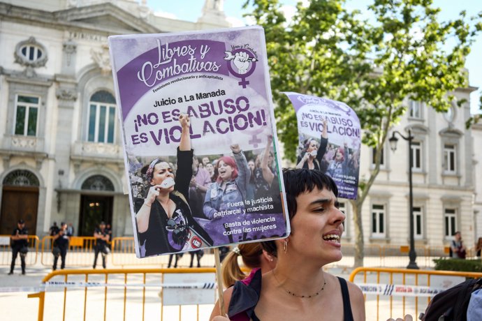 Concentración de más de 130 organizaciones feministas convocada ante el Supremo de Madrid contra la "impunidad" de las Manadas