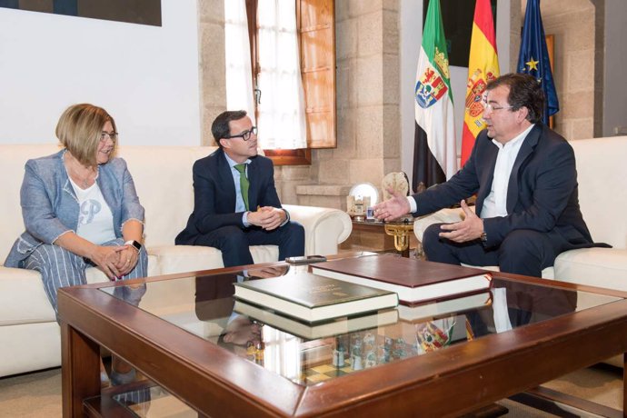 El presidente de la Junta de Extremadura con los presidentes de las diputaciones