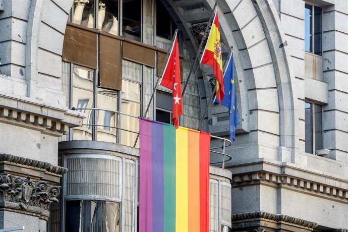 La cantante Mónica Naranjo da el pistoletazo de salida al Orgullo LGTB en Madrid