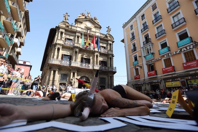 Protesta en Pamplona de PETA y AnimaNaturalis en contra de la tauromaquia