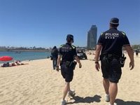 Detenidos dos turistas por presuntamente violar a una mujer en una playa de Barcelona