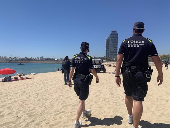 AMP.- La Guardia Urbana apela a la colaboración ciudadana para reducir la venta ambulante en playas barcelonesas