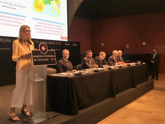 La directora de la Memoria Económica, Carme Poveda, durante la presentación de la Memoria Económica de Catalunya 2018