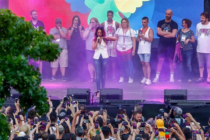 La cantante Mónica Naranjo da el pistoletazo de salida al Orgullo LGTB en Madrid