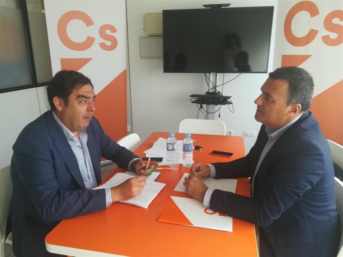 El portavoz de Cs en Málaga y parlamentario andaluz, Carlos Hernández White, junto con  el presidente de ATA Rafael Amor