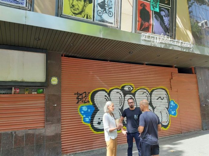 La portaveu de Cs a l'Ajuntament de Palma, Eva Pomar, i el regidor Alejandro Escriche, en una visita als cinemes 'Metropolitan Palace' del barri de Pedro Garau