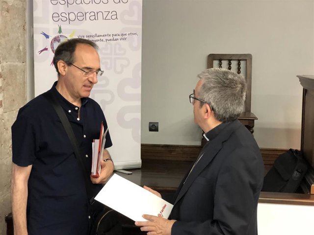 El presidente de Cáritas Autonómica de Castilla y León, Antonio Jesús Martín de Lera (izquierda), charla con el obispo auxiliar de Valladolid, Luis Argüello (derecha).