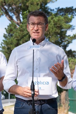 El presidente de la Xunta, Alberto Núñez Feijóo, interviene en un recorrido por la senda entre Montrove y As Pedreiras en Oleiros (A Coruña)