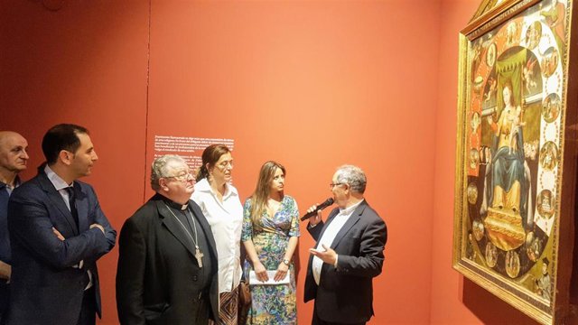 El delegado de Patrimonio (D), explica una obra al alcalde (I), el obispo, la presidenta de la Diputación y la concejal de Cultura.