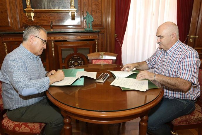 Enrique Maya y José María Aierdi firman el convenio para la rehabilitación energética de edificios de la Txantrea