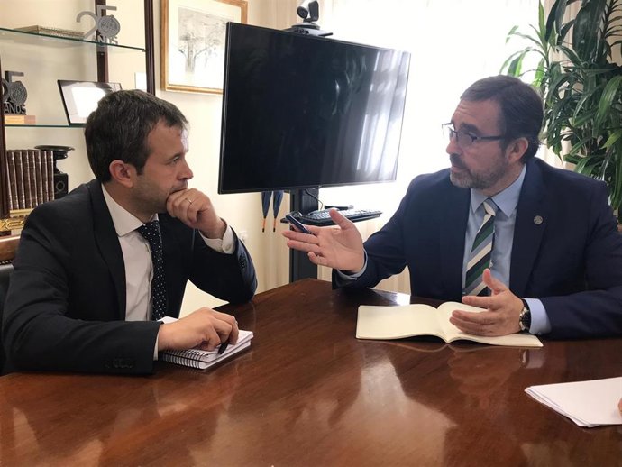Reunión entre Jel alcalde, ulio Millán, y el rector de la UJA, Juan Gómez