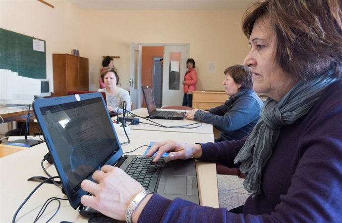 Mayores recibiendo clases en uno de los telecentros