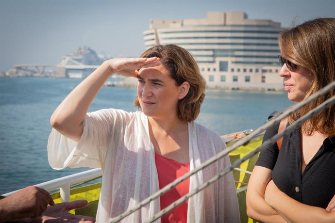 La alcaldesa Ada Colau; y  la teniente de alcalde Janet Sanz en Moll d'Espanya-Maremgnum, donde está atracado el Rainbow Warrior.