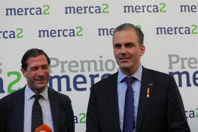 El secretario general de Vox, Javier Ortega Smith (d), durante la entrega de los premios Merca2.