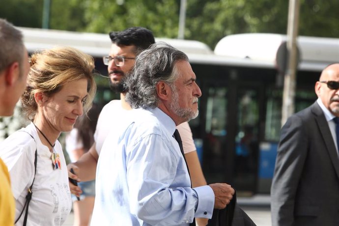 El portavoz del Grupo Socialista en el Ayuntamiento de Madrid, Pepu Hernández, entra a la entrega de los Premios Triángulo 2019 en el Palacio de Cibeles de Madrid.