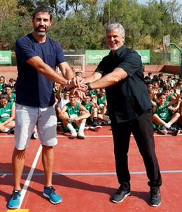 Berni Rodríguez, exjugador de baloncesto, con Francis Alonso, de la Fundación Unicaja, en el campus de baloncesto