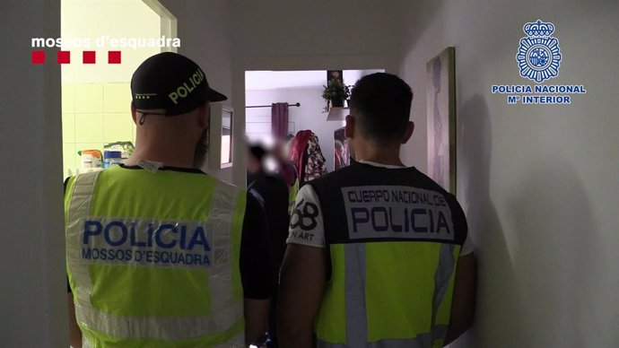 Detinguts 13 membres d'un grup criminal que clonava targetes de crdit a Barcelona