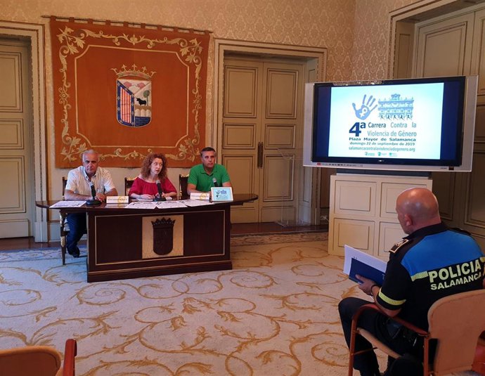 La concejal Ana Suárez (centro) junto al delegado de atletismo, Casimiro Blanco (d), y el diputado Jesús María Ortiz (i)