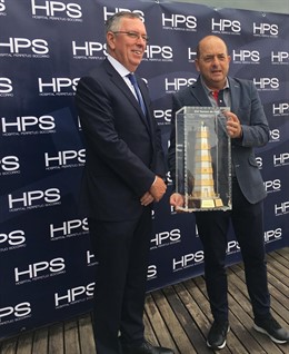 El presidente de la Autoridad Portuaria de Las Palmas, Juan José Cardona, entrega al presidente del HPS, Jorge Petit, el trofeo del XVI Torneo de Golf Puertos de Las Palmas