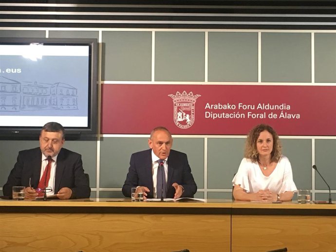 E rueda de prensa celebrada en Vitoria con Cristina González, el presidente del ABB del PNV, Jose Antonio Suso y Ramiro González