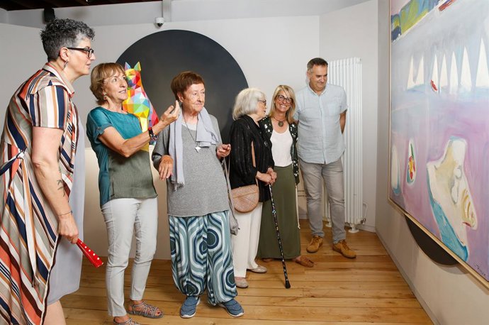 La directora general de Cultura, Eva Ranea, deposita los cuadros de Isabel Garay y de Gloria Torner que se incorporan a los fondos de este Museo