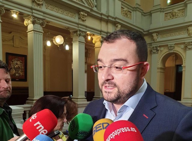 El candidato del PSOE a la Presidencia de Asturias, Adrián Barbón, atiende a los medios.