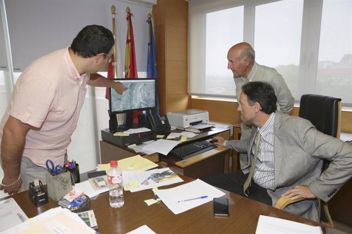El consejero de Obras Públicas y Vivienda en funciones, José Luis Gochicoa, se reúne con el alcalde de Ruente, Jaime Díaz Villegas