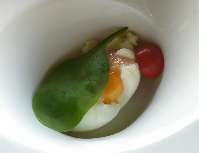 Huevo escalfado con tomate