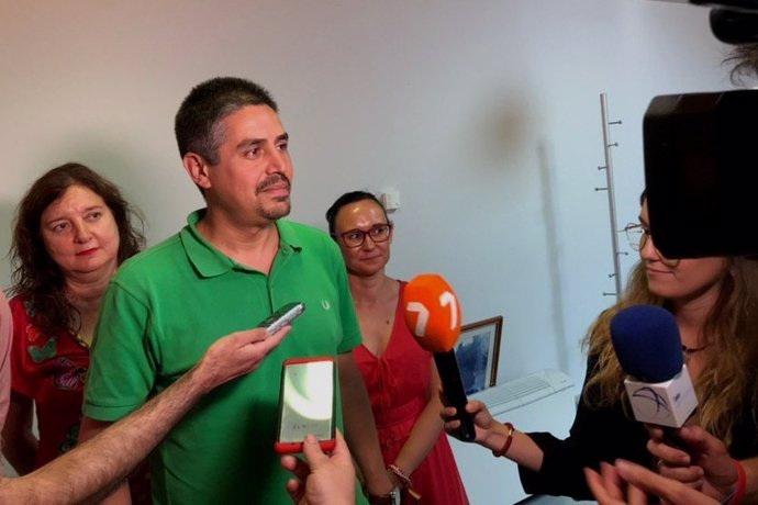 El viceportavoz de MC Cartagena, Jesús Giménez, atendiendo a los medios