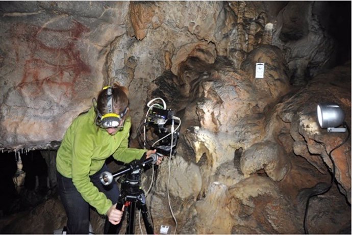    La cueva de la Garma, ubicada en Ribamontán al Monte, ha sido objeto de una tesis doctoral en Química Física y Química Analítica defendida en la prestigiosa Universidad de la Sorbona, en París