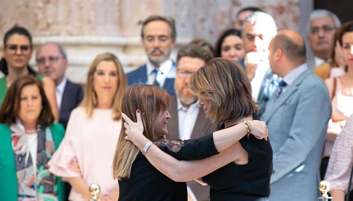 La secretaria general del PSOE-A, Susana Díaz (d) consuela a la secretaria general de los socialista sevillanos, Verónica Pérez (i) tras conocer el fallecimiento del compañero socialista, José Muñoz.