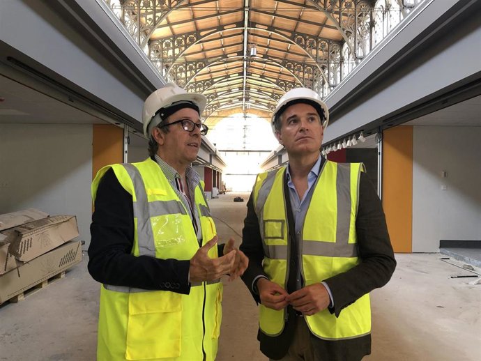 El consejero municipal de Urbanismo y Equipamientos, Víctor Serrano, ha visitado este viernes las obras del Mercado Central.