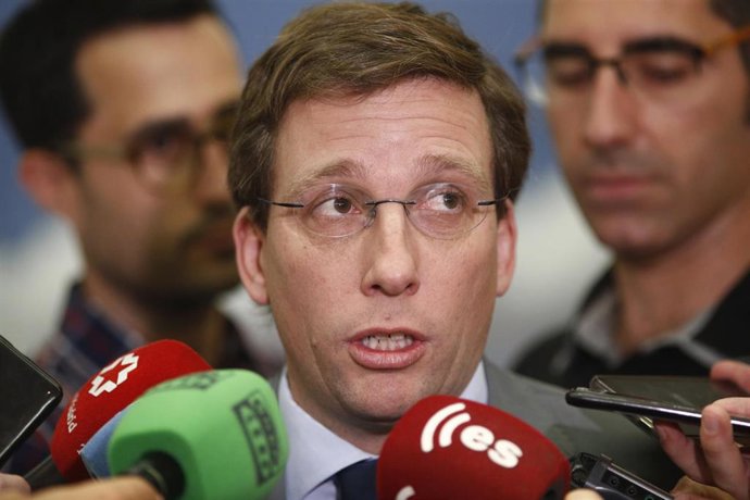 El alcalde de Madrid, José Luis Martínez-Almeida, ofrece declaraciones a los medios de comunicación antes de la celebración de una sesión plenaria en el Ayuntamiento de Madrid.