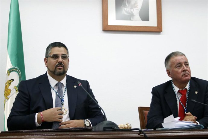 Josele González (i), nuevo alcalde de Mijas (Málaga), junto al candidato del PP, Ángel Nozal (d).