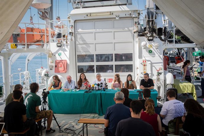 Representantes de Greenpeace durante la presentación del informe 'Cambia la energía, no el clima' en el barco Rainbow Warrior atracado en Barcelona.
