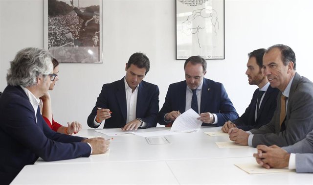 El presidente de Ciudadanos, Albert Rivera (i) y el presidente de UPN, Javier Esparza, durante su reunión en el Congreso de los Diputados.