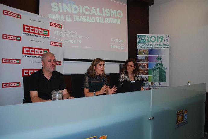 El secretario general de CCOO, Unai Sordo; la consejera de Empleo, Rocío Blanco; y la secretaria general de CCOO-A, Nuria López, en los Cursos de Verano de la Universidad Pablo de Olavide.