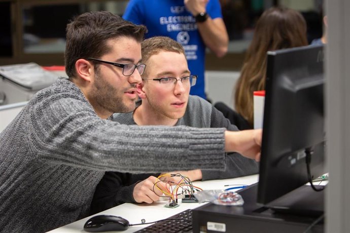 Sesión práctica de estudiantes de Ingeniería en la UPNA