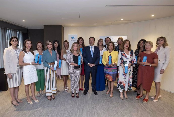 El consejero delegado de CaixaBank, Gonzalo Gortázar, con las ganadoras territoriales del Premio Mujer Empresaria CaixaBank 2019