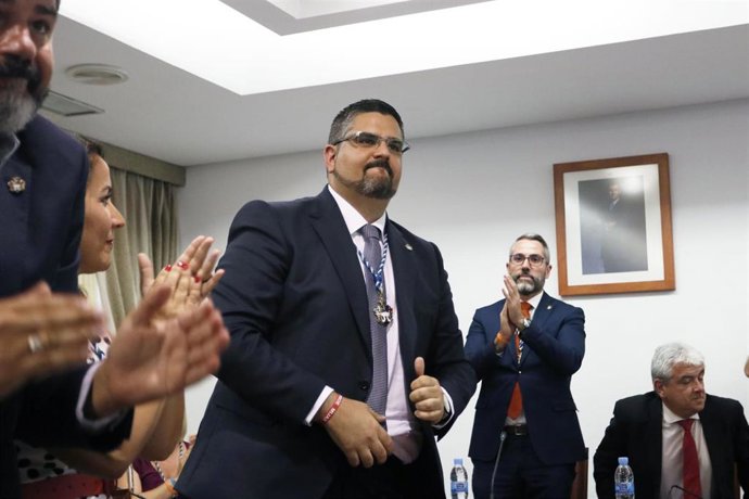 El nuevo alcalde de Mijas, Josele González (PSOE), en primer plano. Detrás, su antecesor, Juan Carlos Maldonado (Cs)