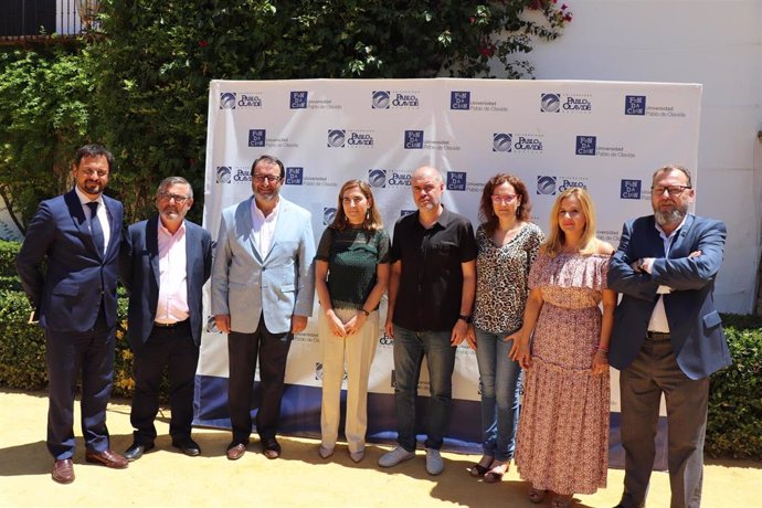 Participantes en la clausura del curso 'Sindicalismo para el trabajo de futuro' organizado por la Universidad Pablo de Olavide (UPO) en su sede de Carmona (Sevilla).