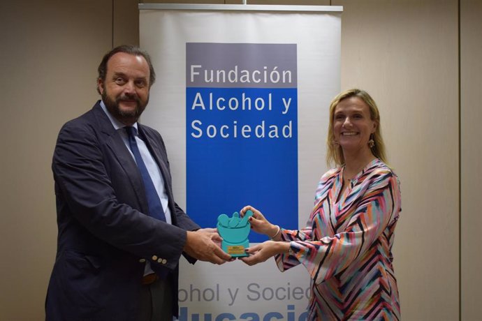 La presidenta del COF, Rita de la Plaza, y el director de la Fundación Alcohol y Sociedad, Bosco Torremocha