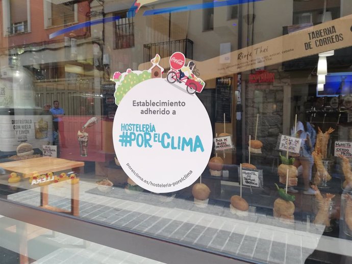 Imagen del distintivo del proyecto Hosteleros#PorElClima en un establecimiento hostelero de la calle Laurel de Logroño